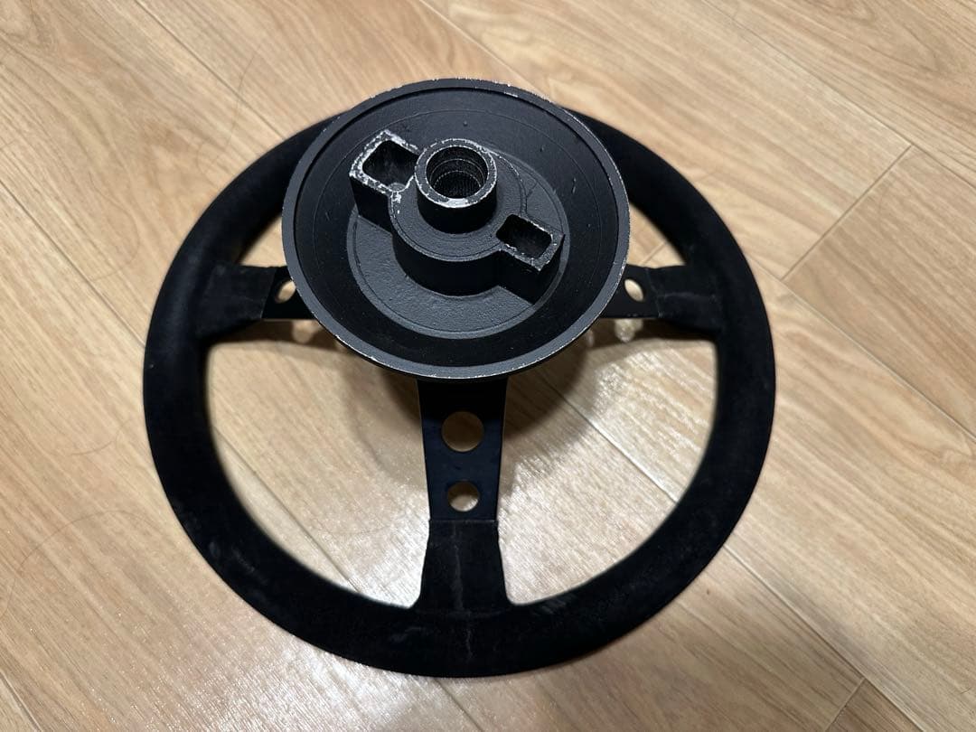 momo ステアリング スウェード アバルト用ボス付き