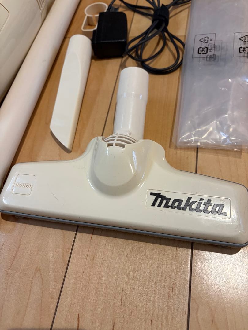 【美品】マキタ　コードレス掃除機　CL105DW ホワイト