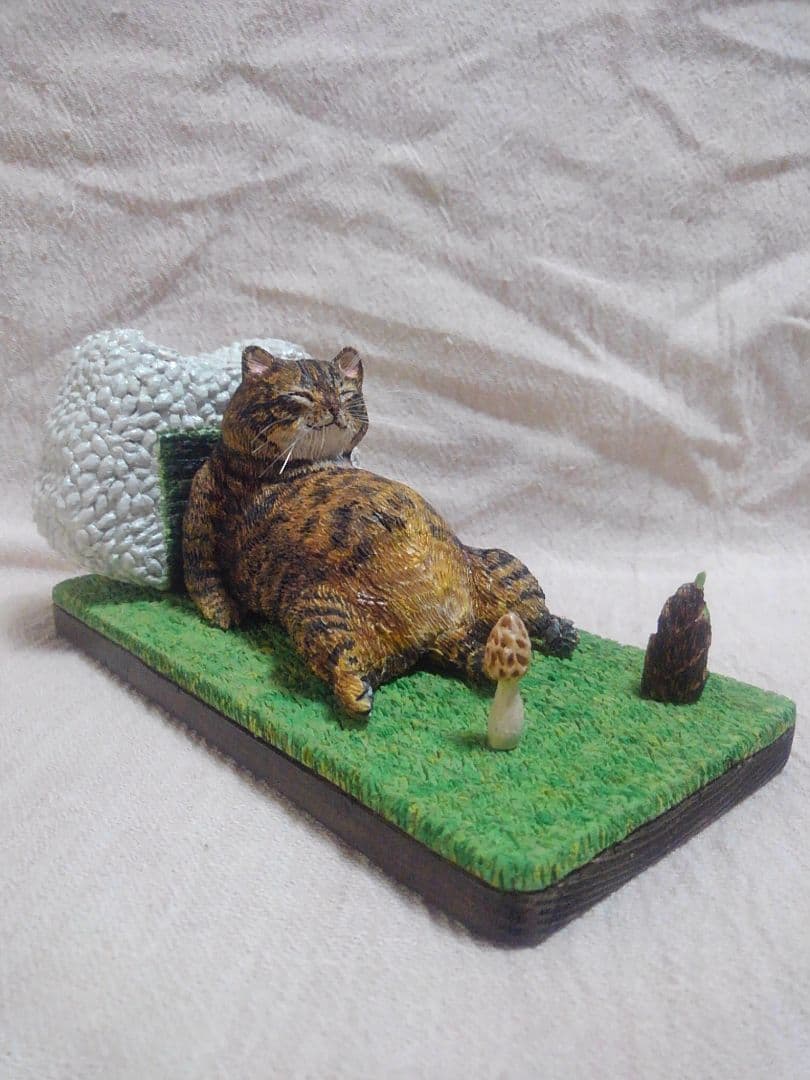 木彫りのデブ猫ボスの置物