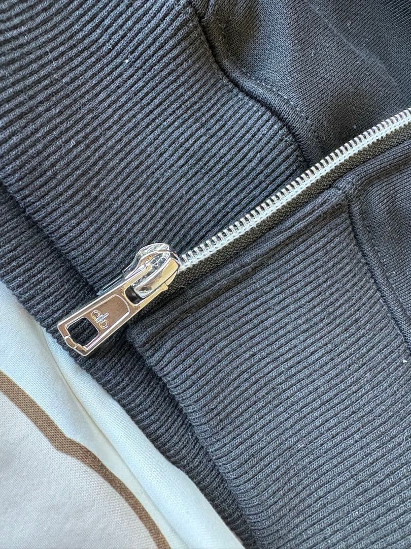 新品未使用Alo yoga 黒 ジップアップパーカーLサイズ