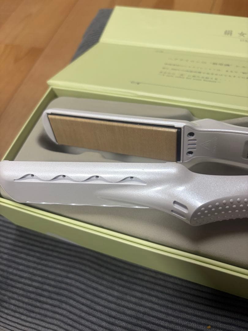 絹女 KINUJO ストレートヘアアイロン 28mm ホワイト 美品 箱あり