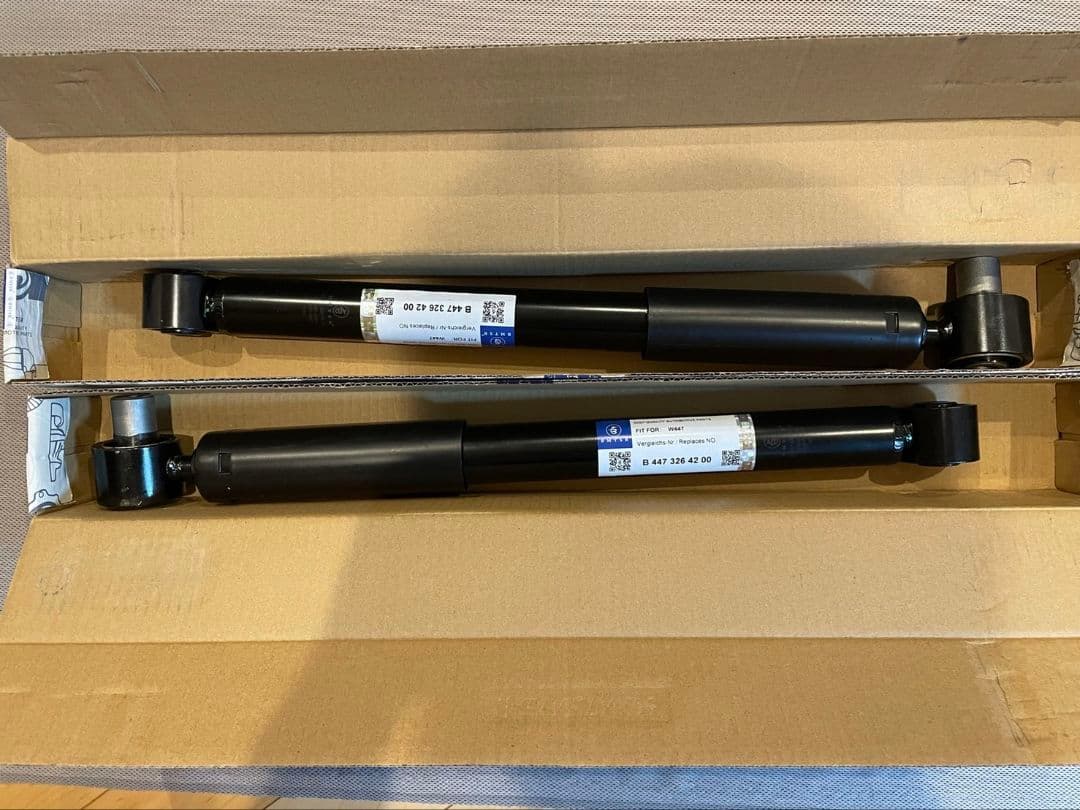 w447 RHD v260 v220d リアショックアブソーバー　バンプラバー付