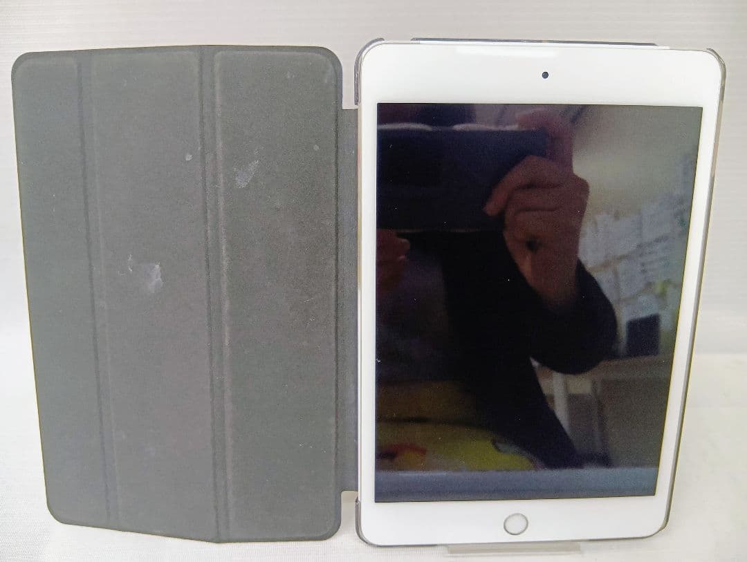 iPad mini4 579C-A1550　シルバーカラー/シリコンカバー付き