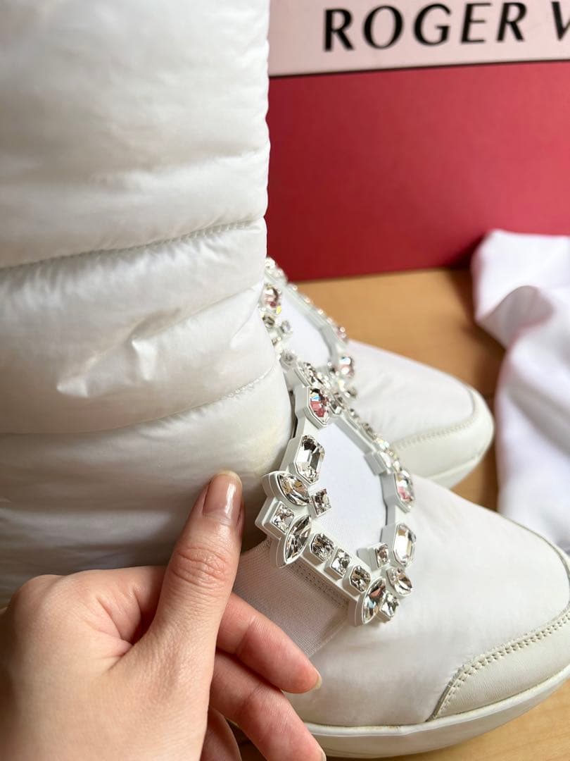 ロジェヴィヴィエ クリスタルバックル ヴィヴ ラン ブーツ　スノーブーツ　白