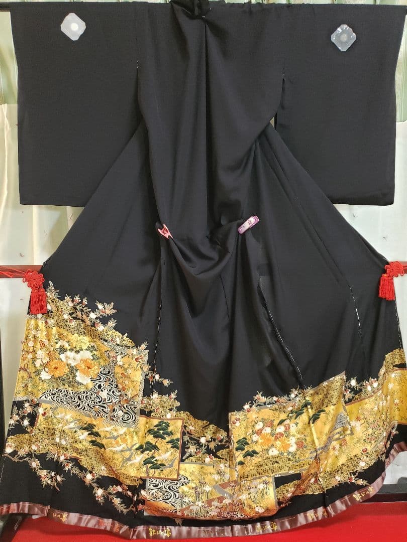 ★断捨離決行価格★ お値下げ中❗ ★黒留袖★ 金色刺繍 　高級品　未仕立て