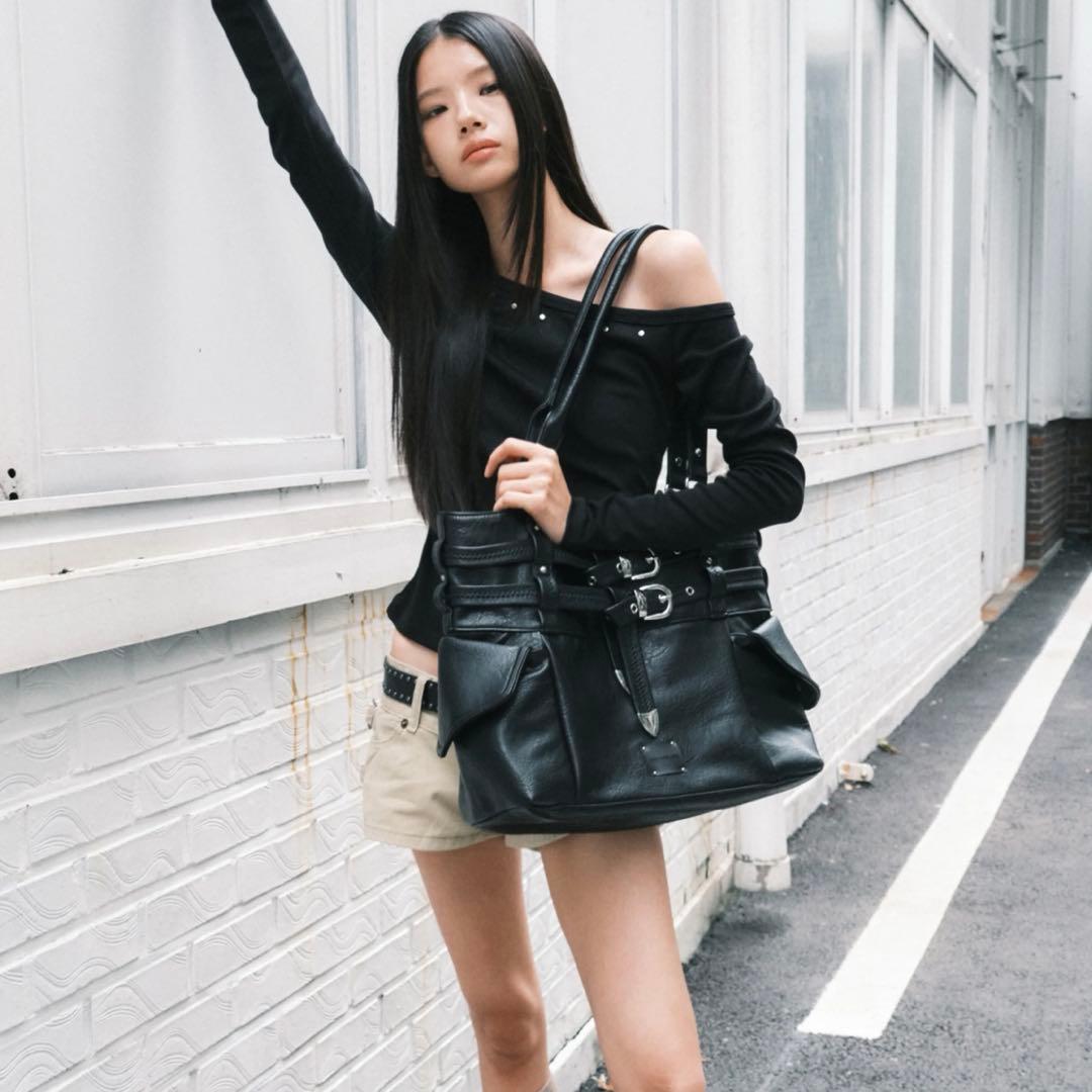 SQUARELINE ショルダーバッグ ブラック