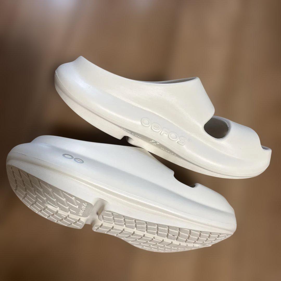 美品 OOFOS ウーフォス リカバリーサンダルCHALK 24cm(男女兼用)