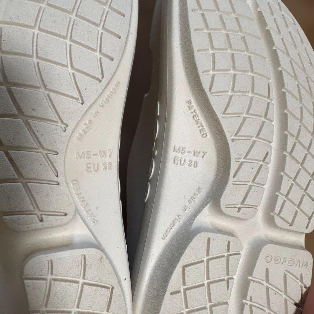 美品 OOFOS ウーフォス リカバリーサンダルCHALK 24cm(男女兼用)