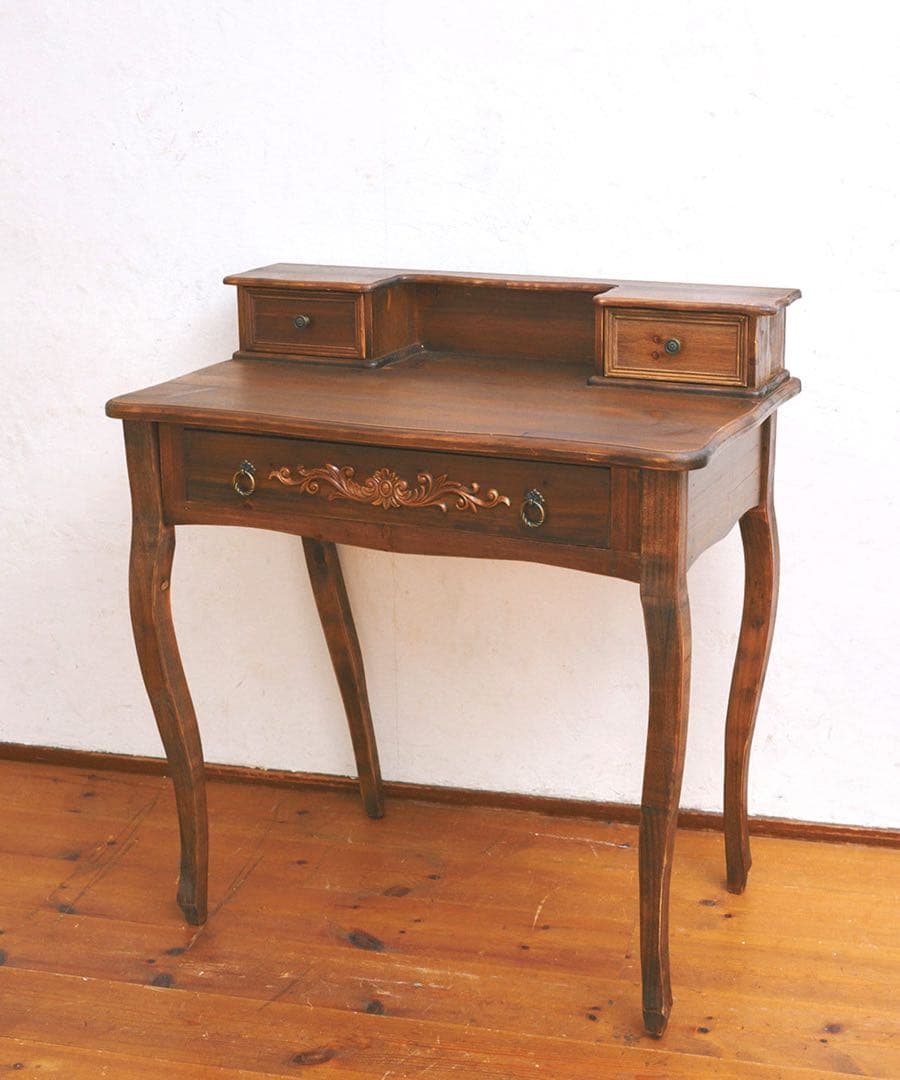 サリュ Baroque -makeup room-アンティークデスク