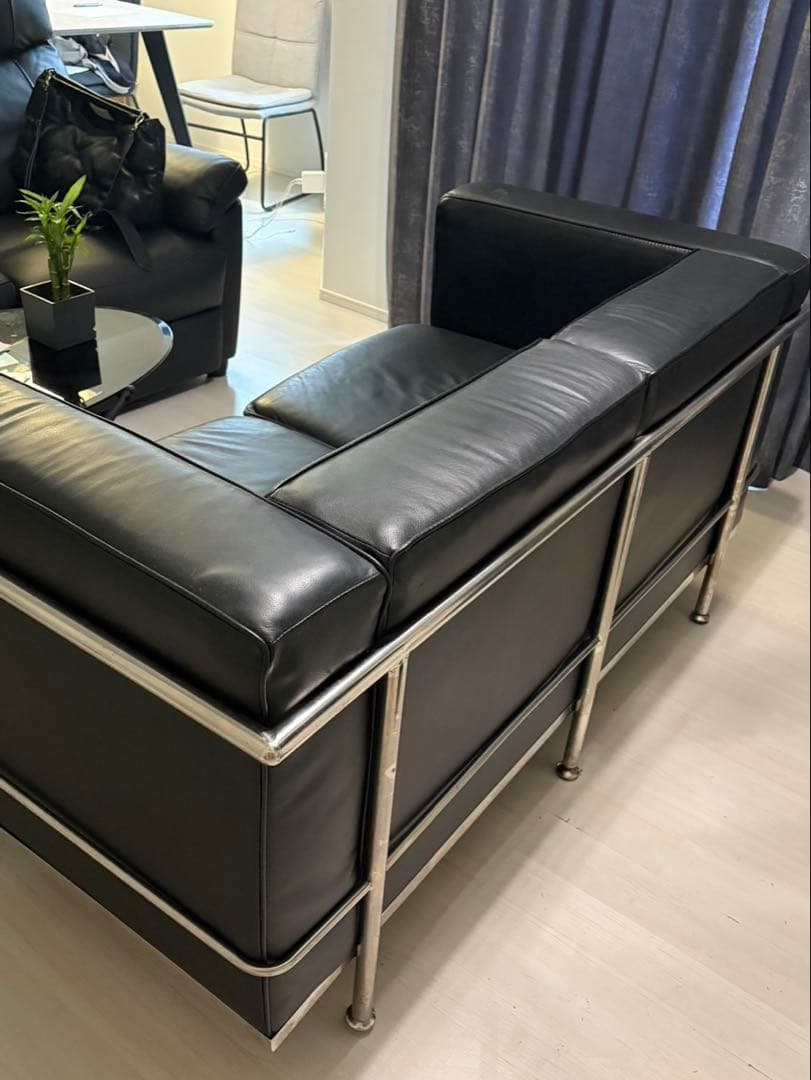 ルコルビジェデザインの黒いソファ