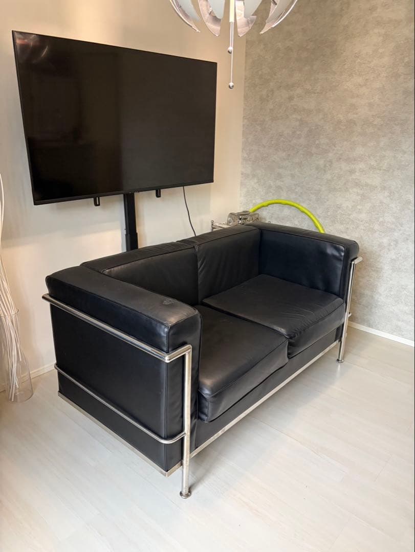 ルコルビジェデザインの黒いソファ