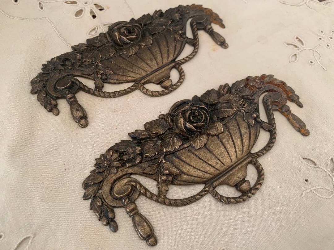 フランスアンティーク　飾りもの　金属製　2個セット　ブロカント