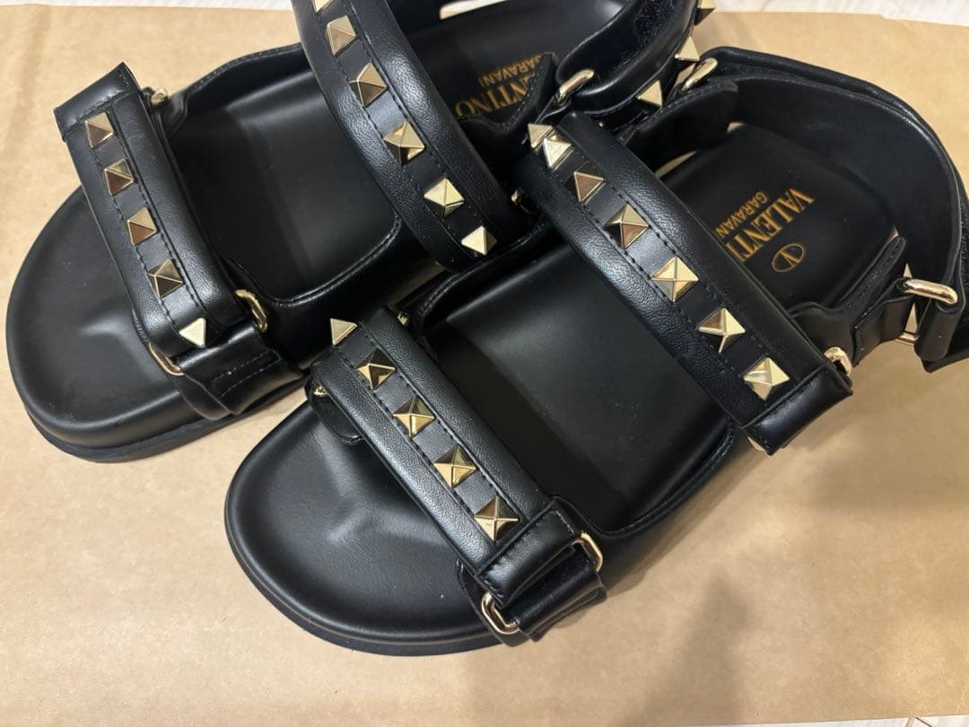 ヴァレンティノ　サンダル