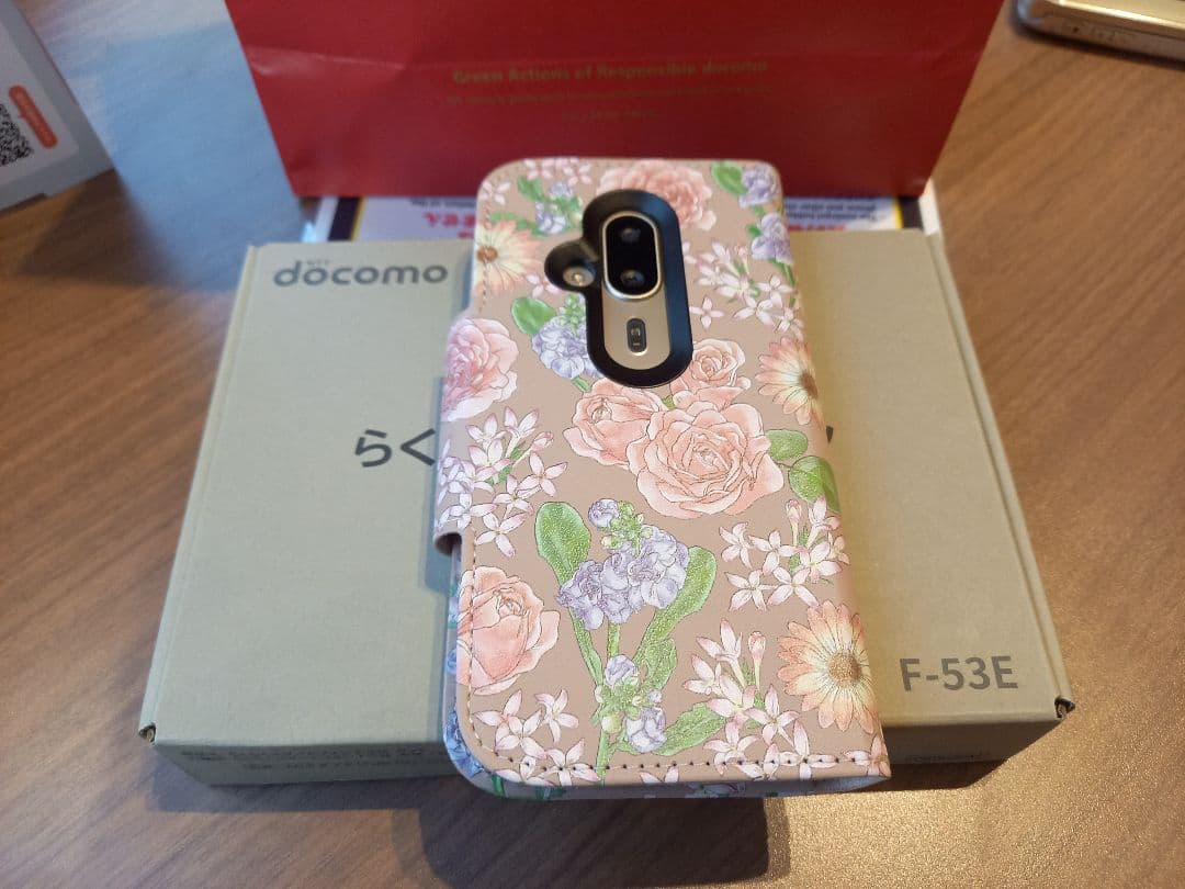 docomo らくらくスマートフォン F-53E 本体　ケース&フィルム貼付済み
