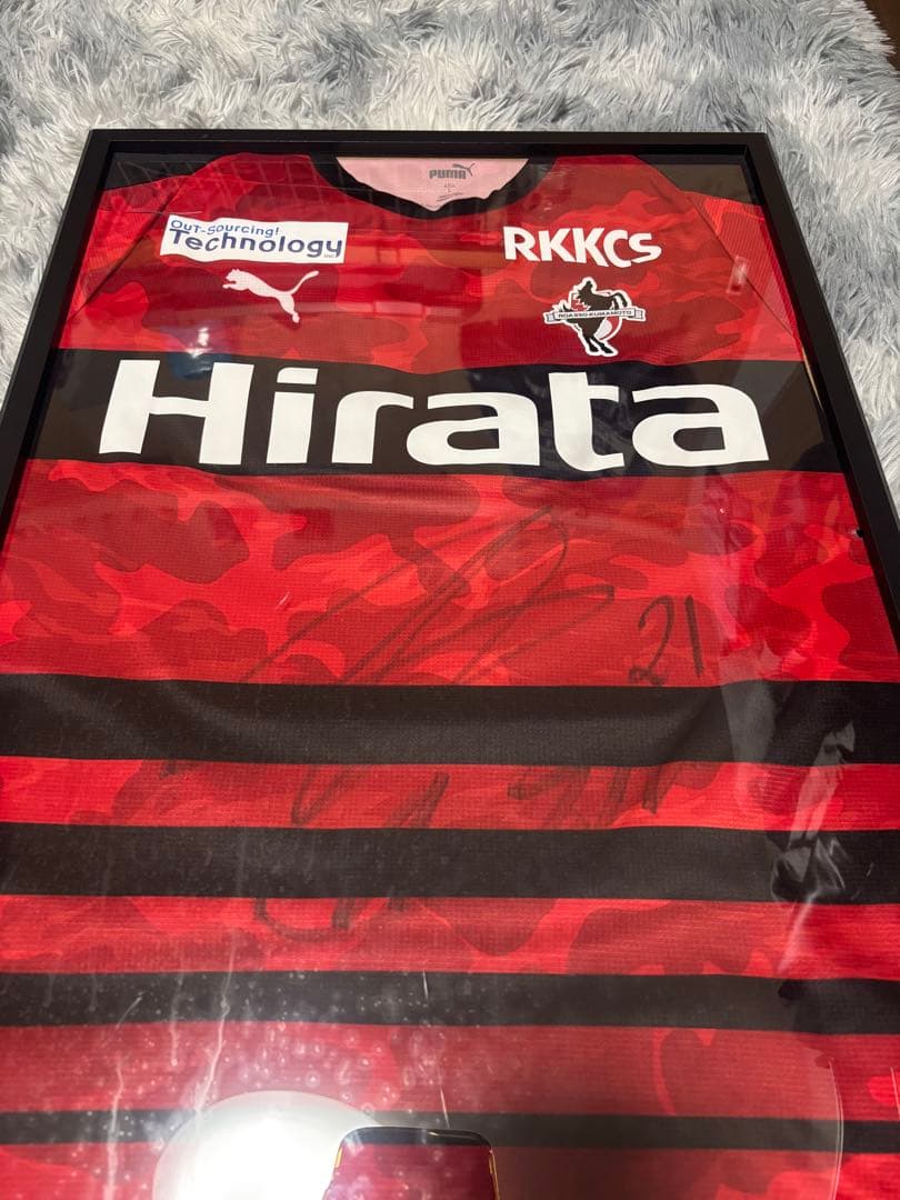 Puma サイン入りレッドジャージとショーツ