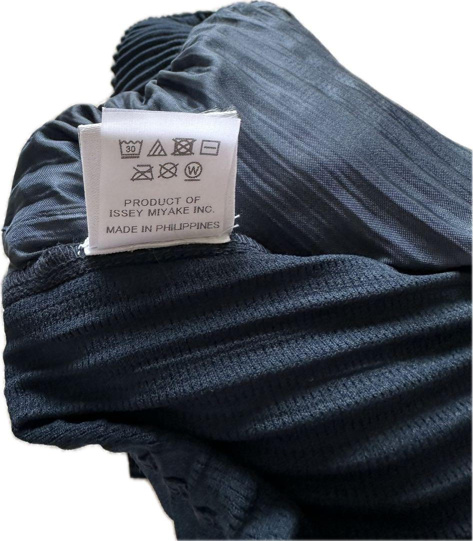 HOMME PLISSE ダークブルー ストライプ ショートパンツ