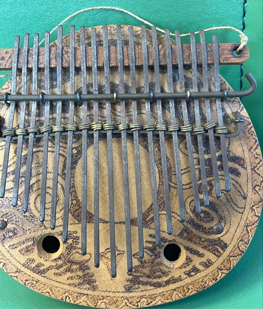 プロ使用 民族楽器カリンバ (親指ピアノ)17キー 天然椰子の実製ヴィンテージ風
