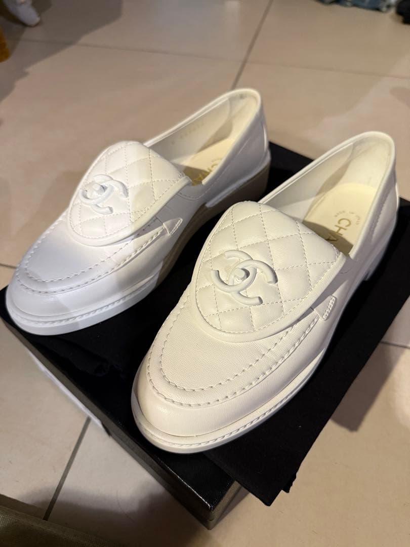 CHANEL ホワイト キルティング ローファー
