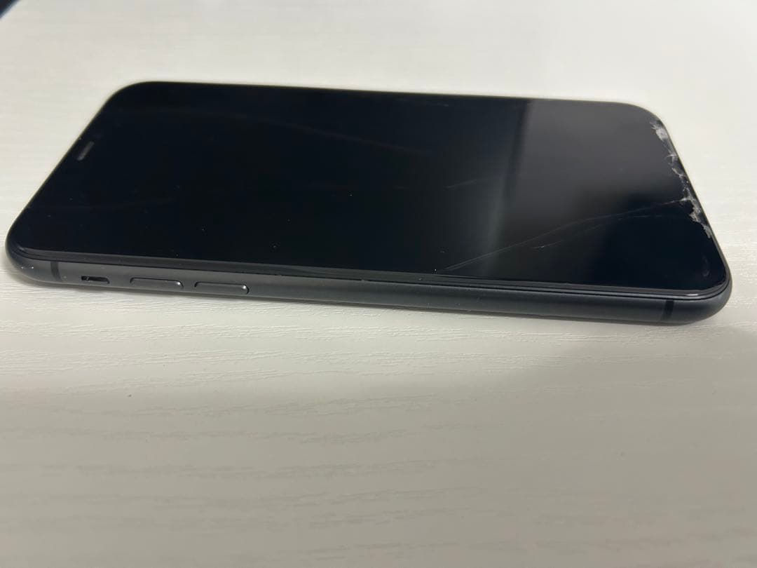 iPhone 11 ブラック 本体 ひび割れあり