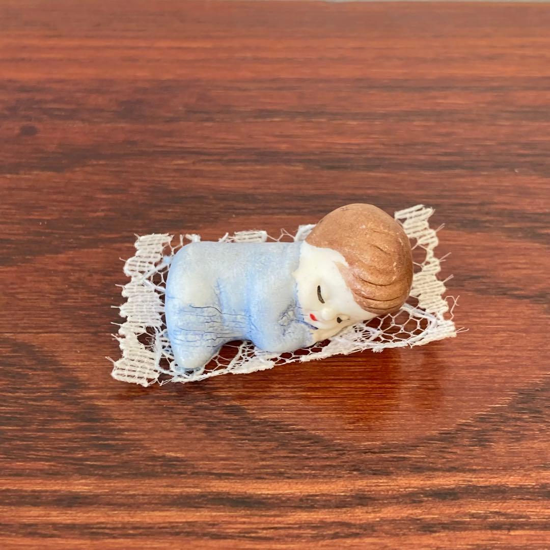 レースの上で寝てるベビー　陶器　レース　人形　ミニチュア　ドイツ　ヴィンテージ