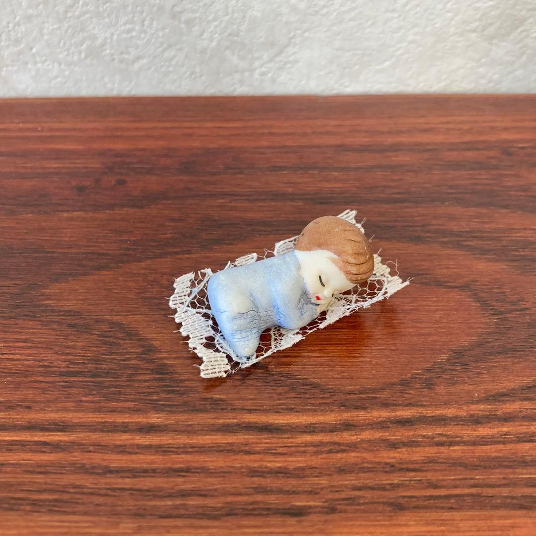 レースの上で寝てるベビー　陶器　レース　人形　ミニチュア　ドイツ　ヴィンテージ