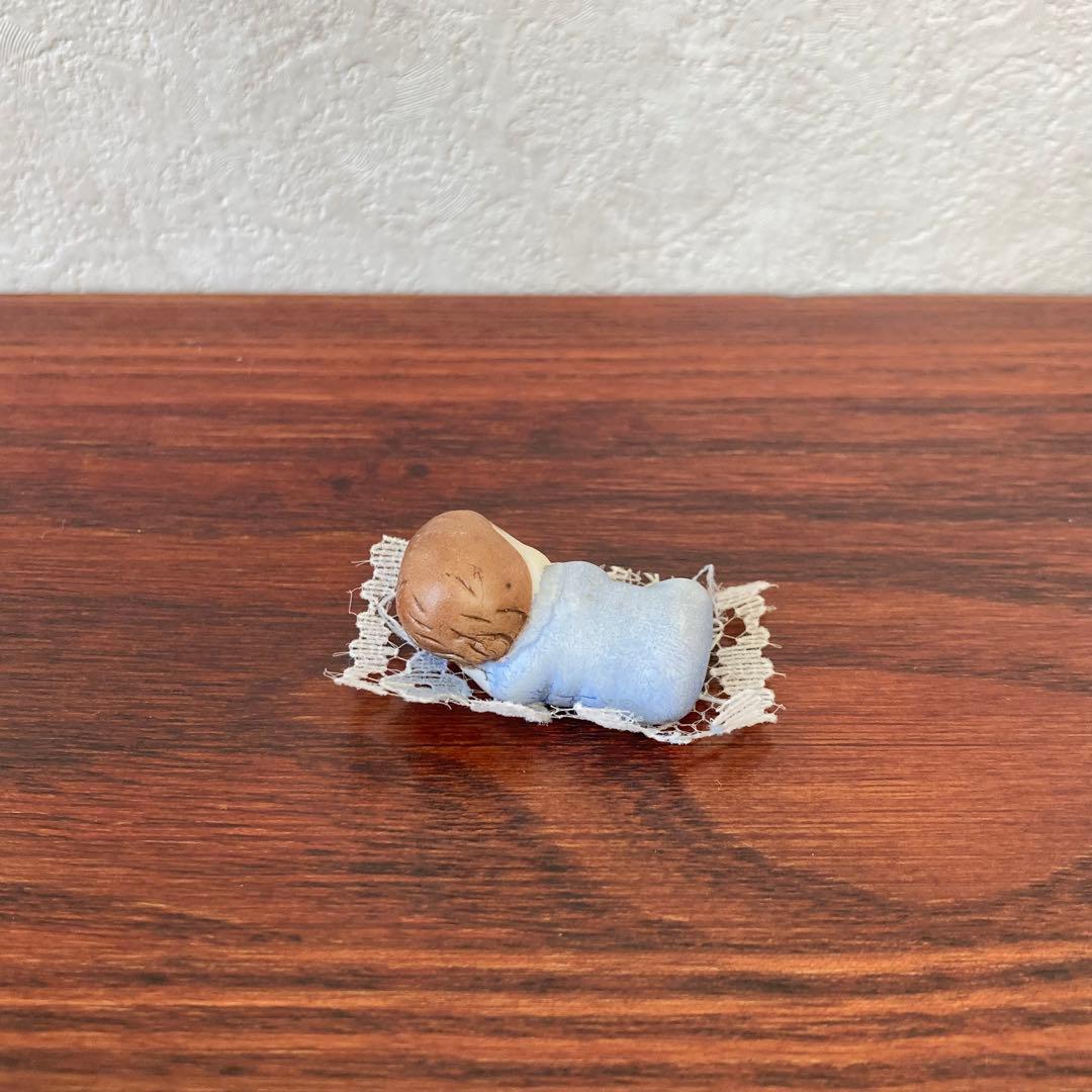 レースの上で寝てるベビー　陶器　レース　人形　ミニチュア　ドイツ　ヴィンテージ