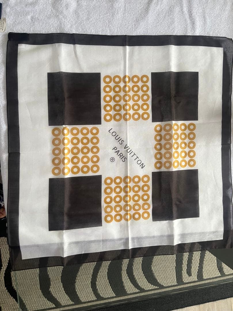 LOUIS VUITTON 幾何学模様 ハンカチ 約50cm