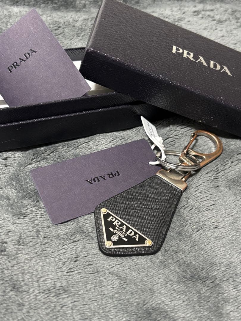 PRADA ブラックレザー キーホルダー サフィアーノレザー キーチェーン