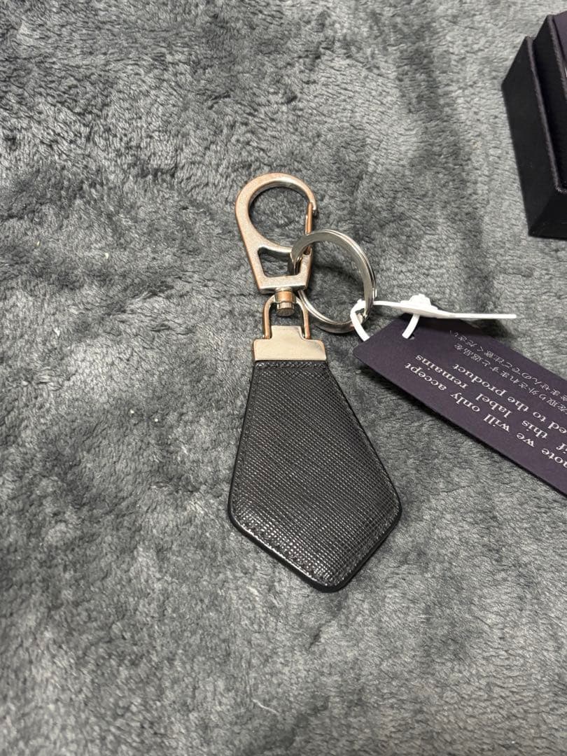 PRADA ブラックレザー キーホルダー サフィアーノレザー キーチェーン