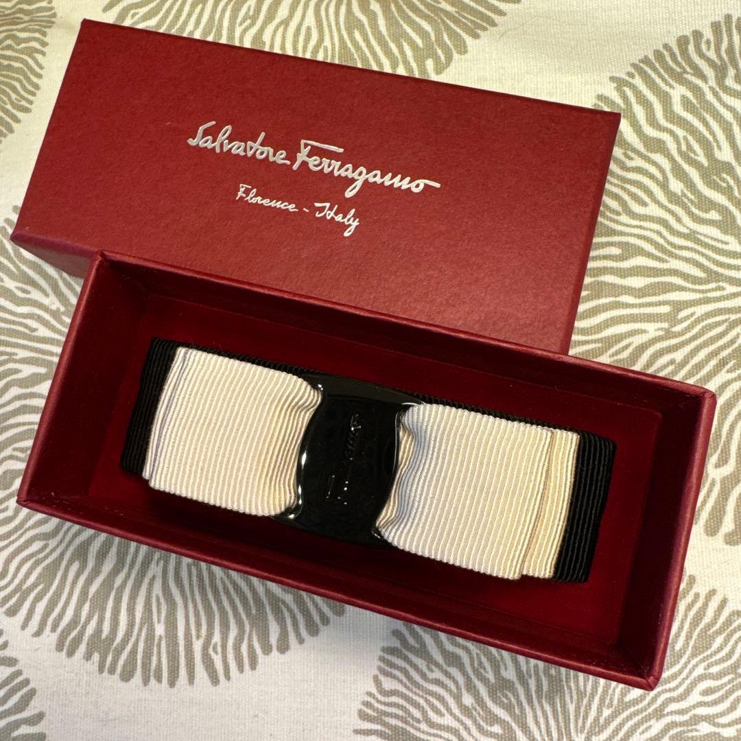 め*ん様 サルヴァトーレフェラガモのバレッタ（ホワイト×ブラック）