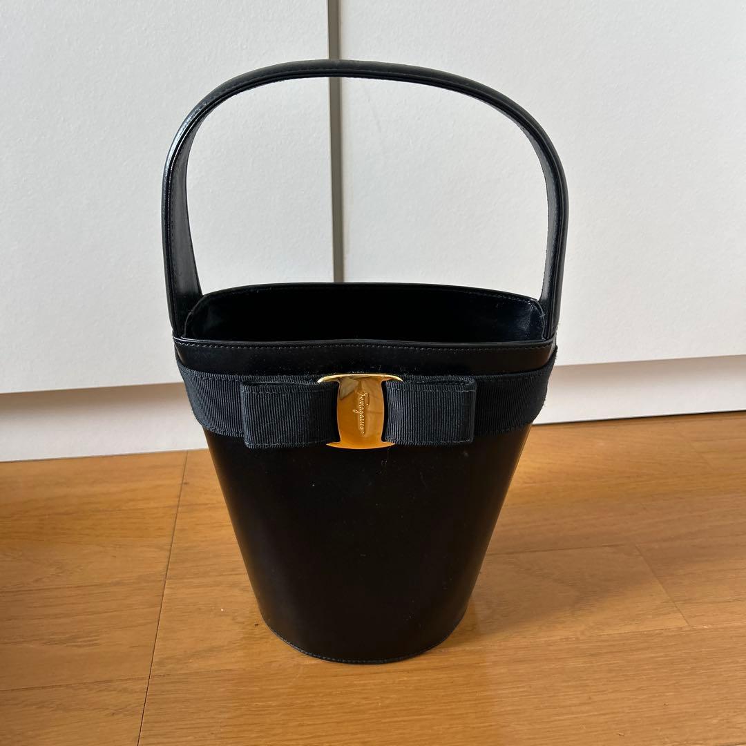 フェラガモ　リボン付きバック　黒