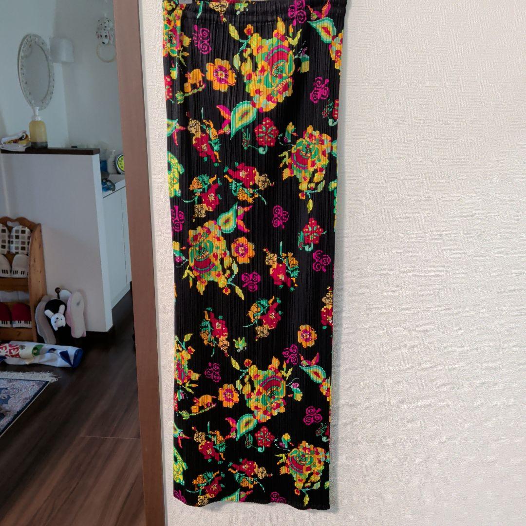 d*2様 イッセイミヤケのプリーツプリーズスタンドからーのチャイナ柄スーツです。