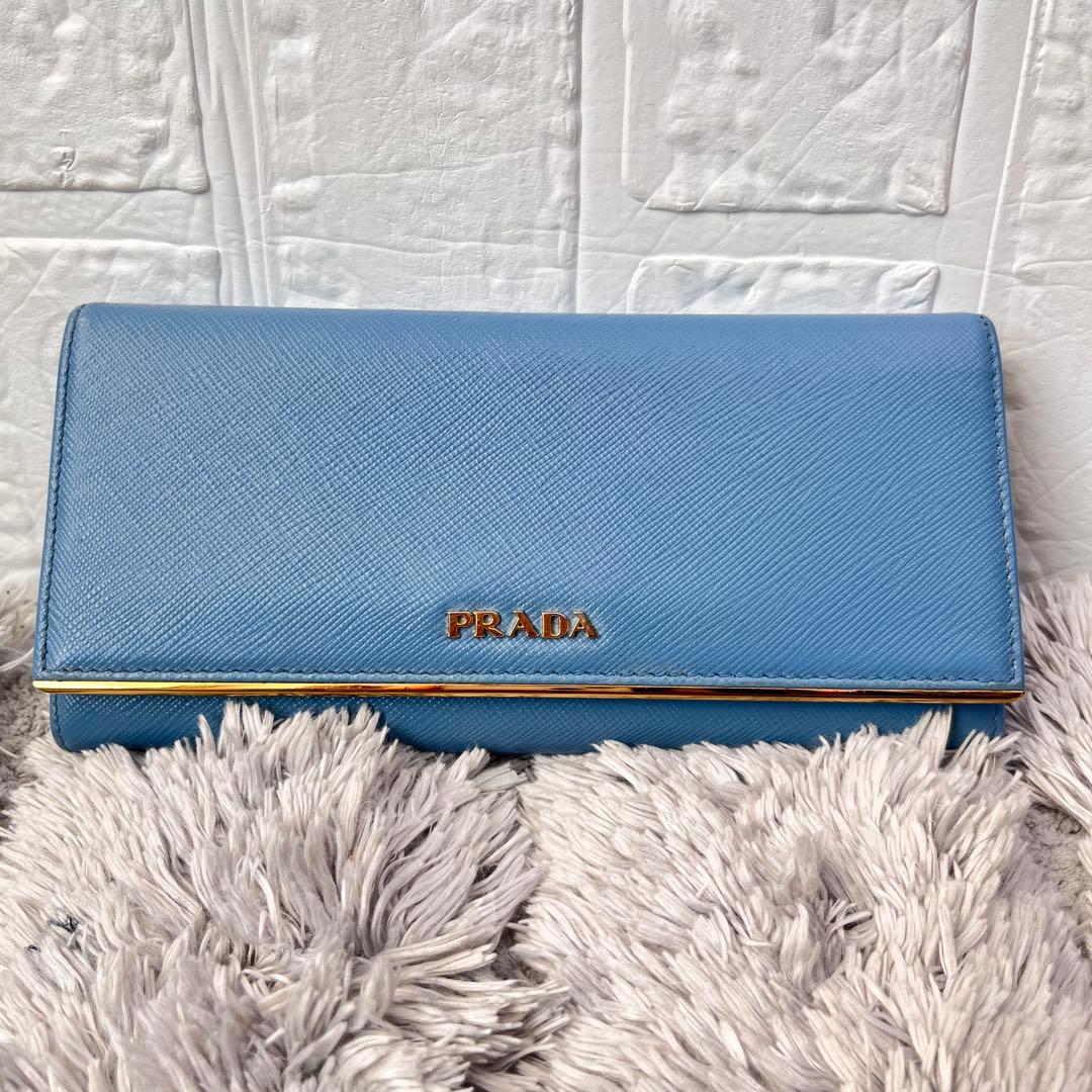 良品✨PRADA メタルバー　メタルロゴ　長財布 サフィアーノ　水色　レディース
