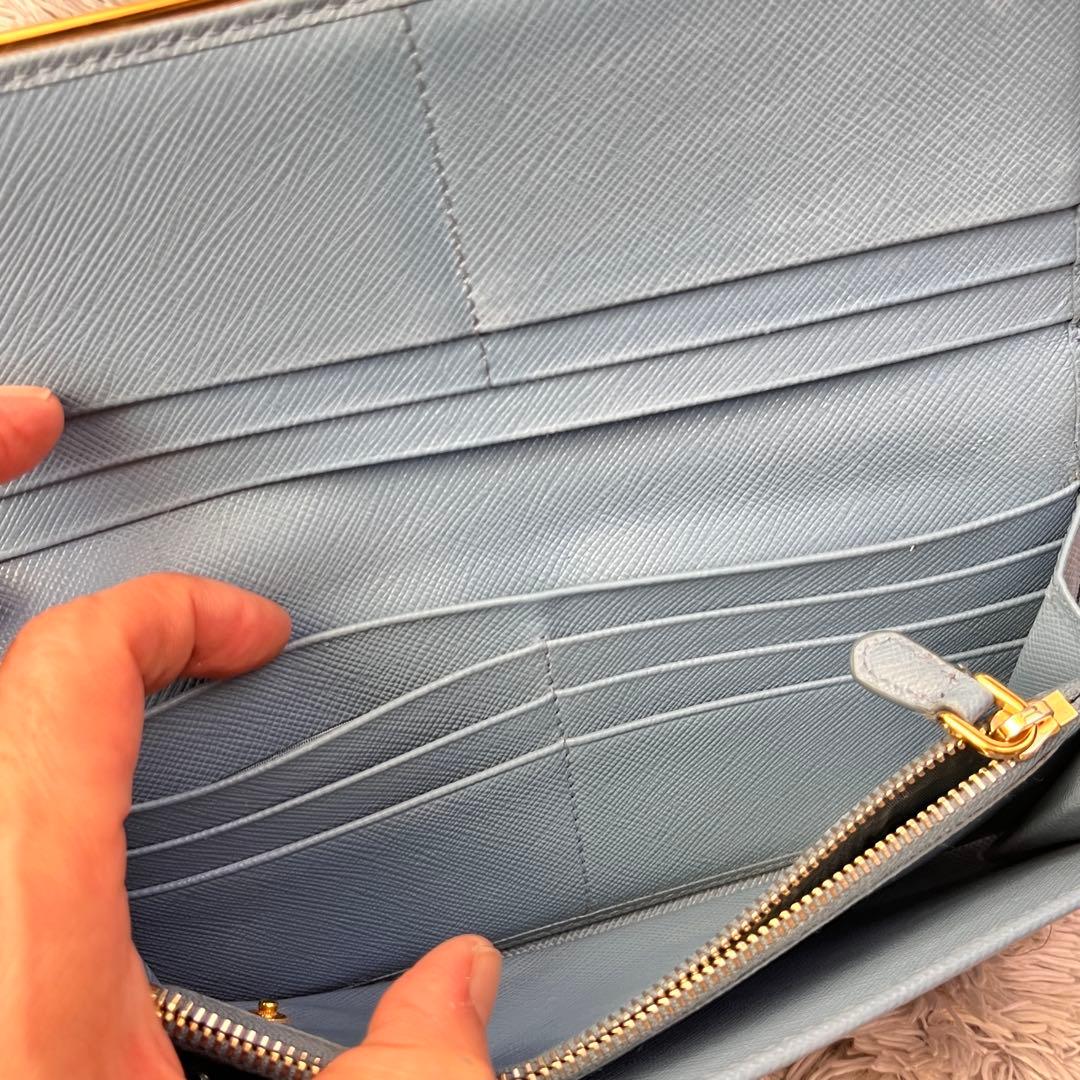 良品✨PRADA メタルバー　メタルロゴ　長財布 サフィアーノ　水色　レディース