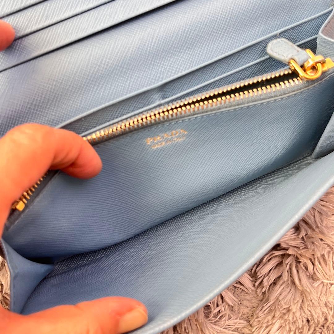 良品✨PRADA メタルバー　メタルロゴ　長財布 サフィアーノ　水色　レディース