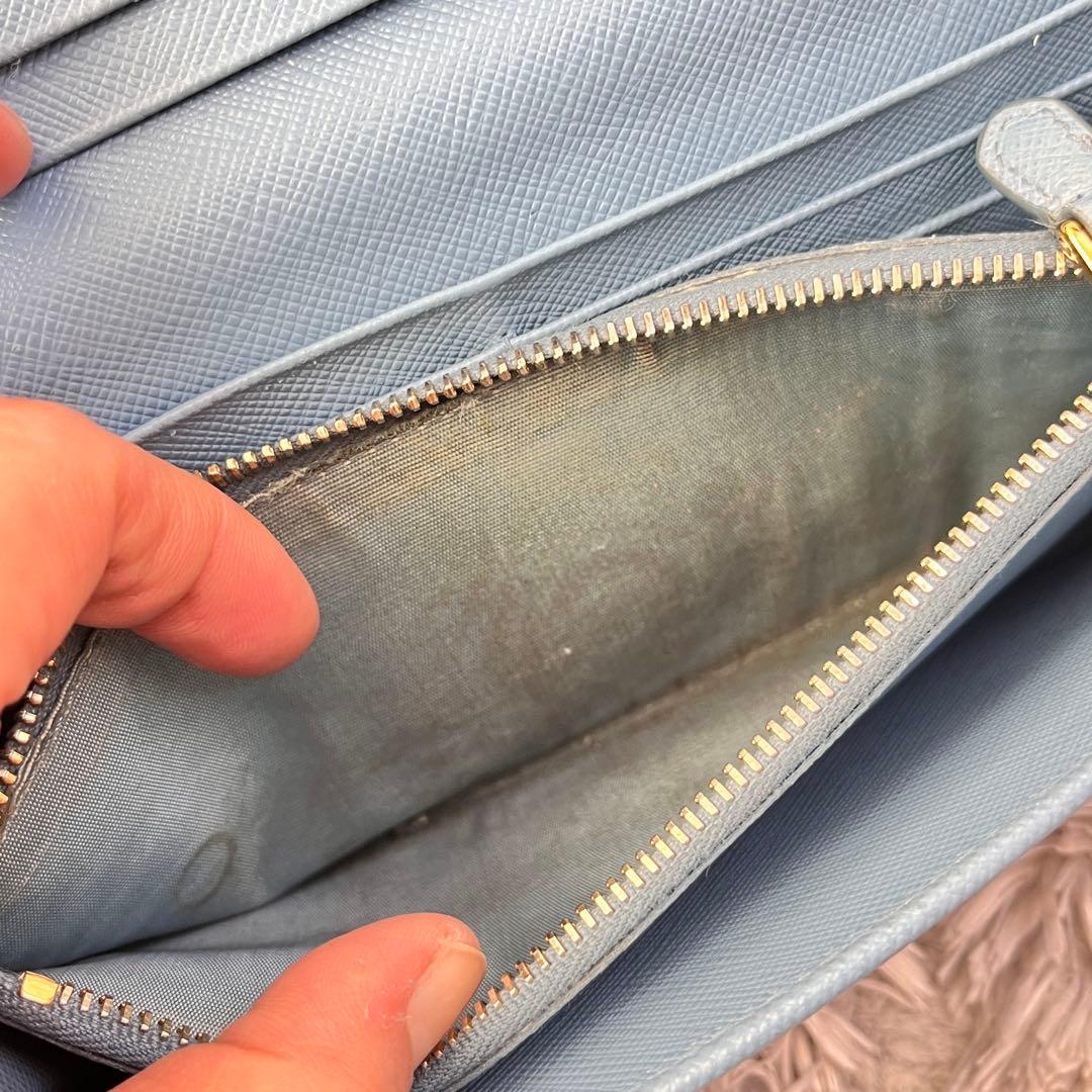 良品✨PRADA メタルバー　メタルロゴ　長財布 サフィアーノ　水色　レディース