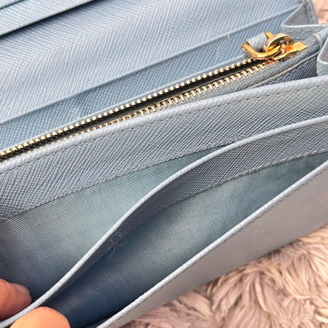 良品✨PRADA メタルバー　メタルロゴ　長財布 サフィアーノ　水色　レディース