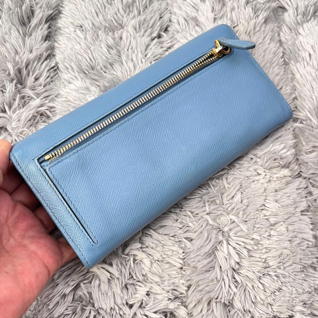 良品✨PRADA メタルバー　メタルロゴ　長財布 サフィアーノ　水色　レディース