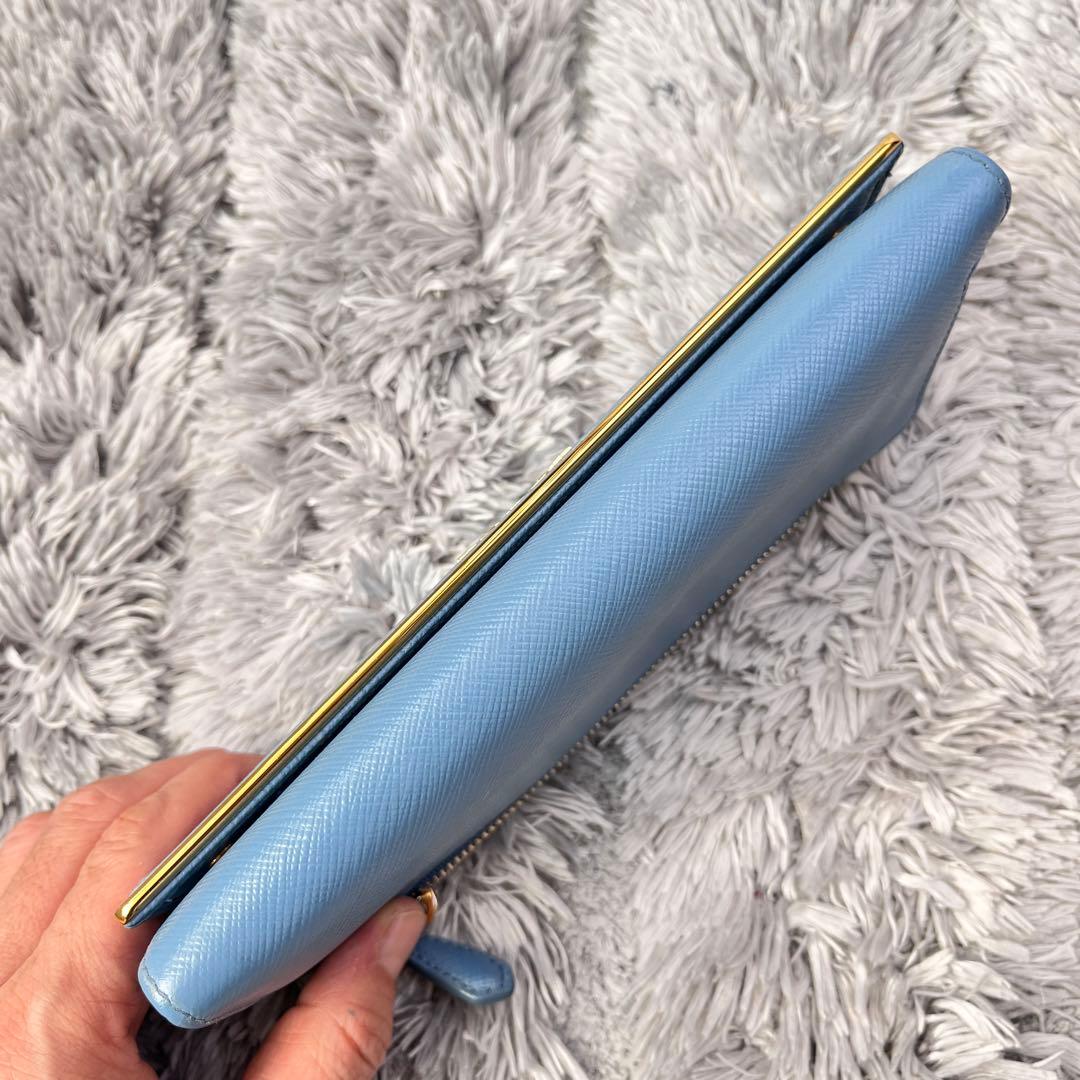 良品✨PRADA メタルバー　メタルロゴ　長財布 サフィアーノ　水色　レディース