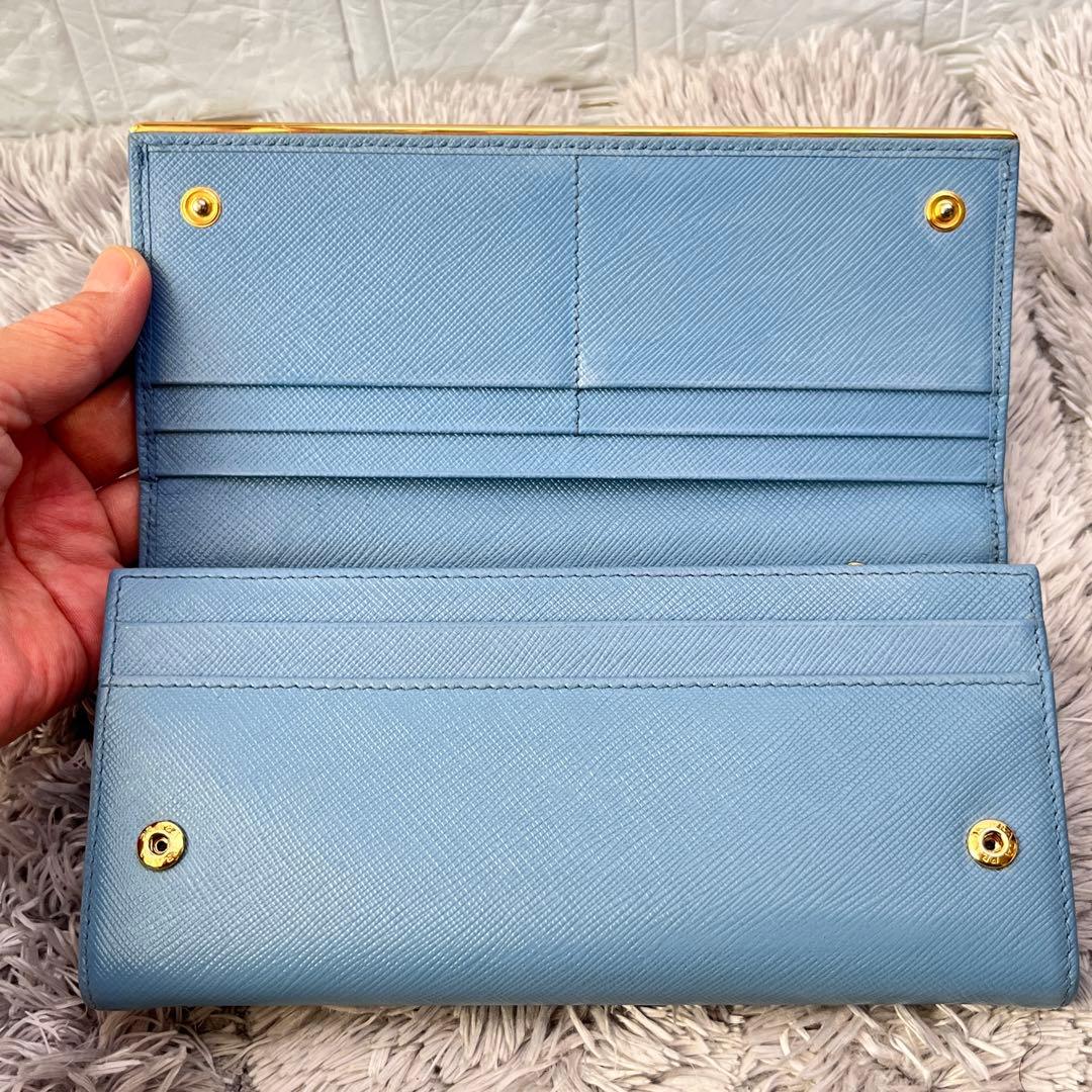 良品✨PRADA メタルバー　メタルロゴ　長財布 サフィアーノ　水色　レディース