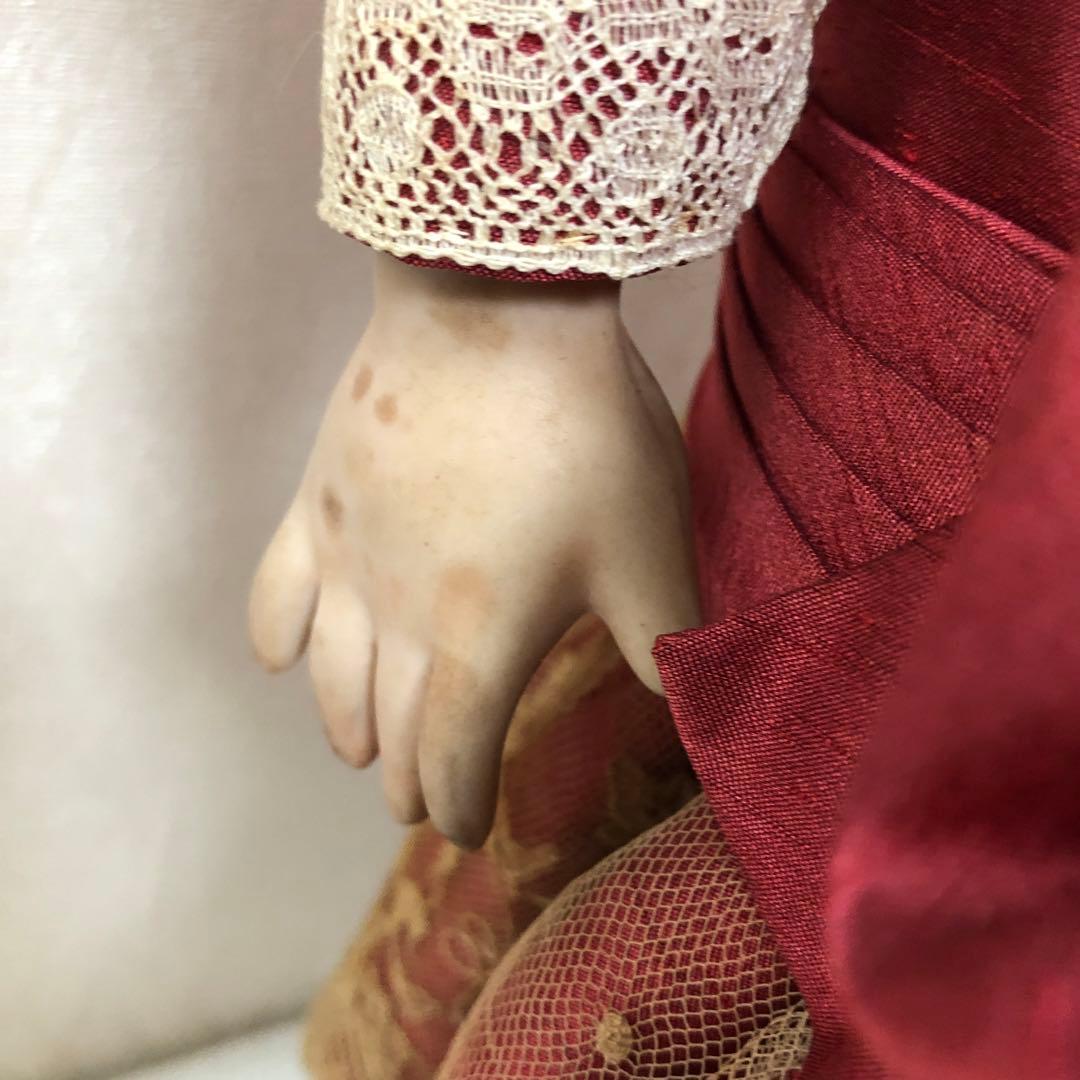 赤いドレスのビスクドール