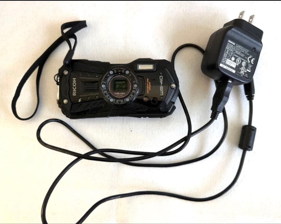 RICOH WG-40 デジタルカメラ 本体と充電器