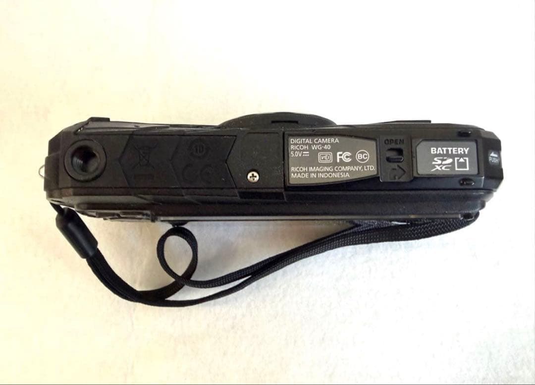 RICOH WG-40 デジタルカメラ 本体と充電器