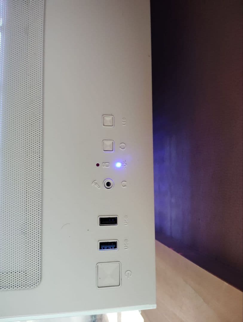 ホワイトPCケース 冷却ファン3基 USBポート4つ