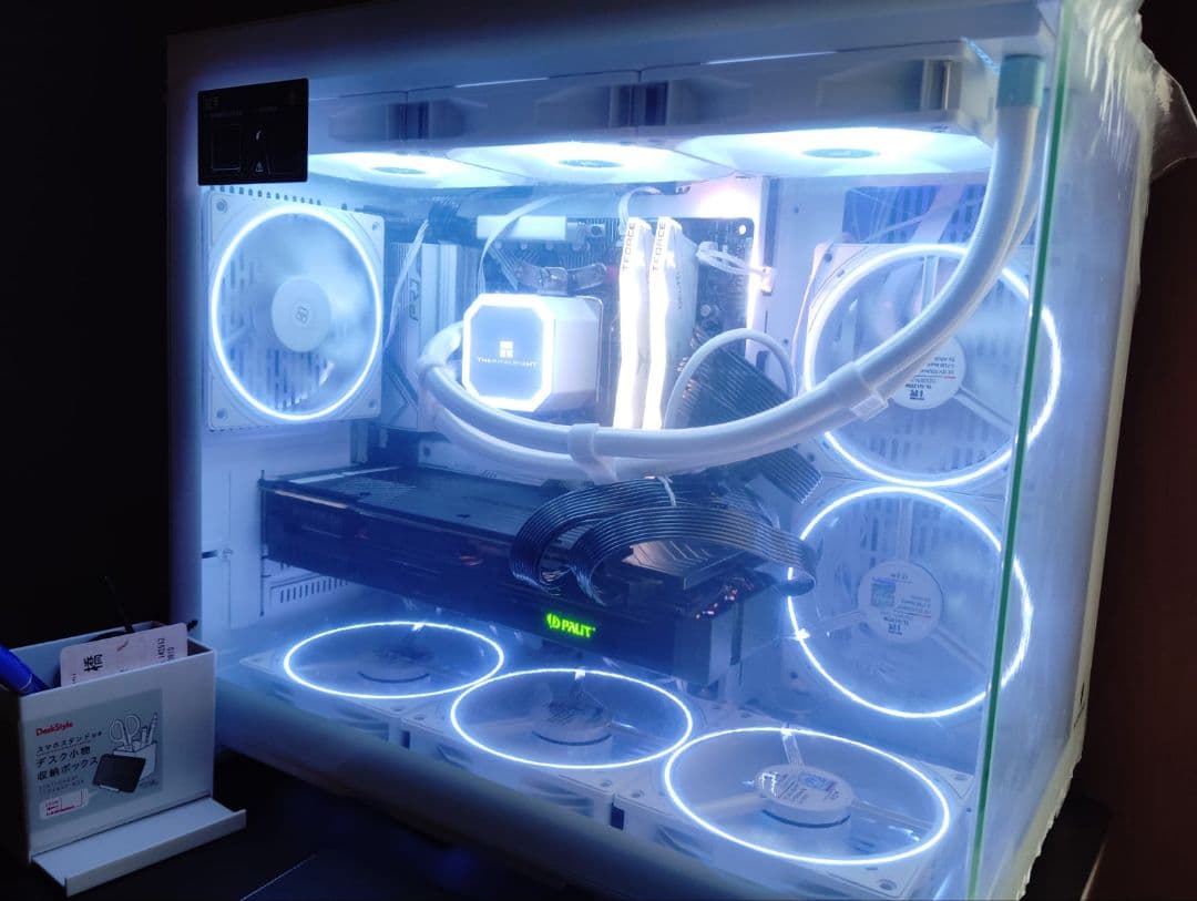 ホワイトPCケース 冷却ファン3基 USBポート4つ