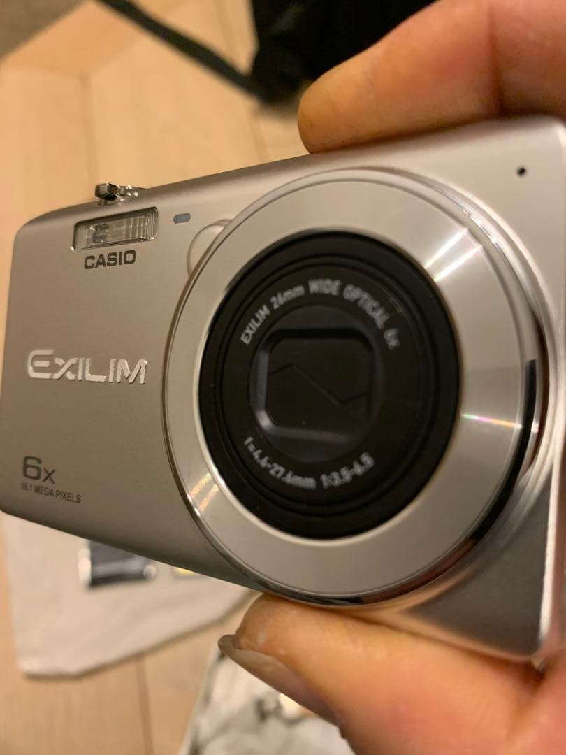 [美品]CASIO EXILIM EX-Z880 ホワイト