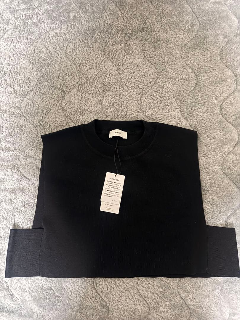 新品タグ付きHYKE ブラック ノースリーブニット
