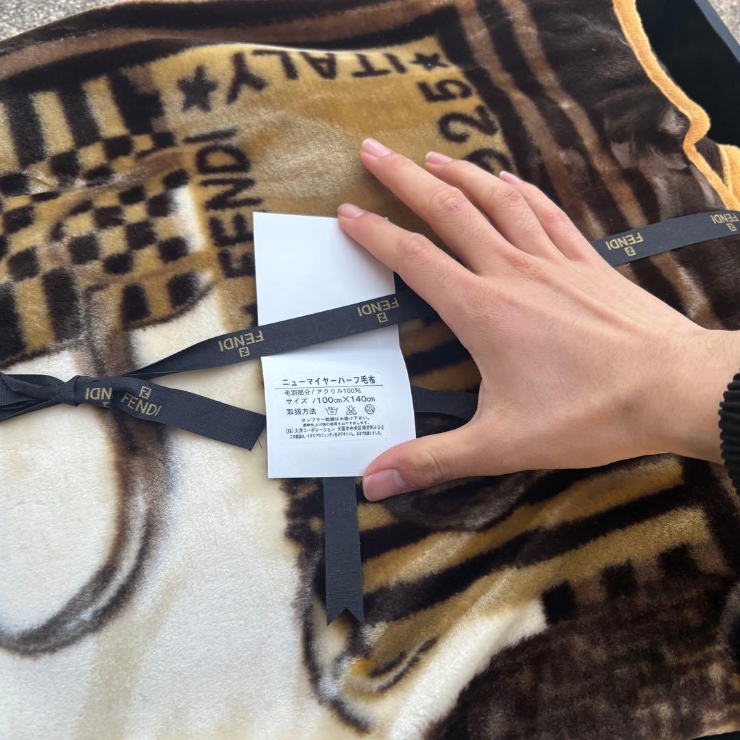 ひまわり　新品未使用 FENDI　フェンディニューマイヤーハーフ毛布