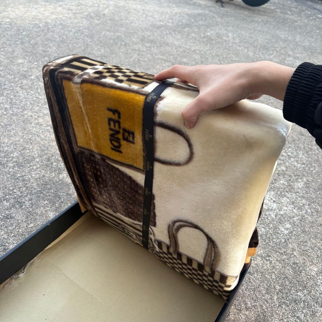 ひまわり　新品未使用 FENDI　フェンディニューマイヤーハーフ毛布