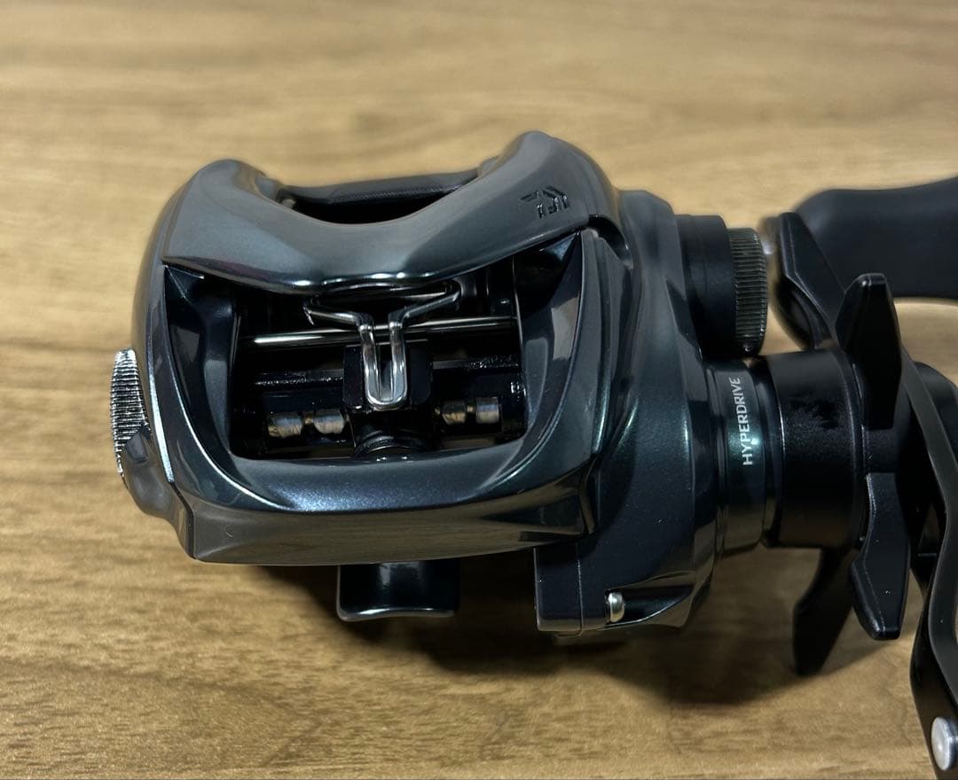 【アリヤショップス】Daiwa25タトゥーラSV TW 100XHL 左巻